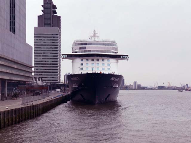 Cruiseschip ms Mein Schiff 3 van TUI Cruises aan de Cruise Terminal Rotterdam